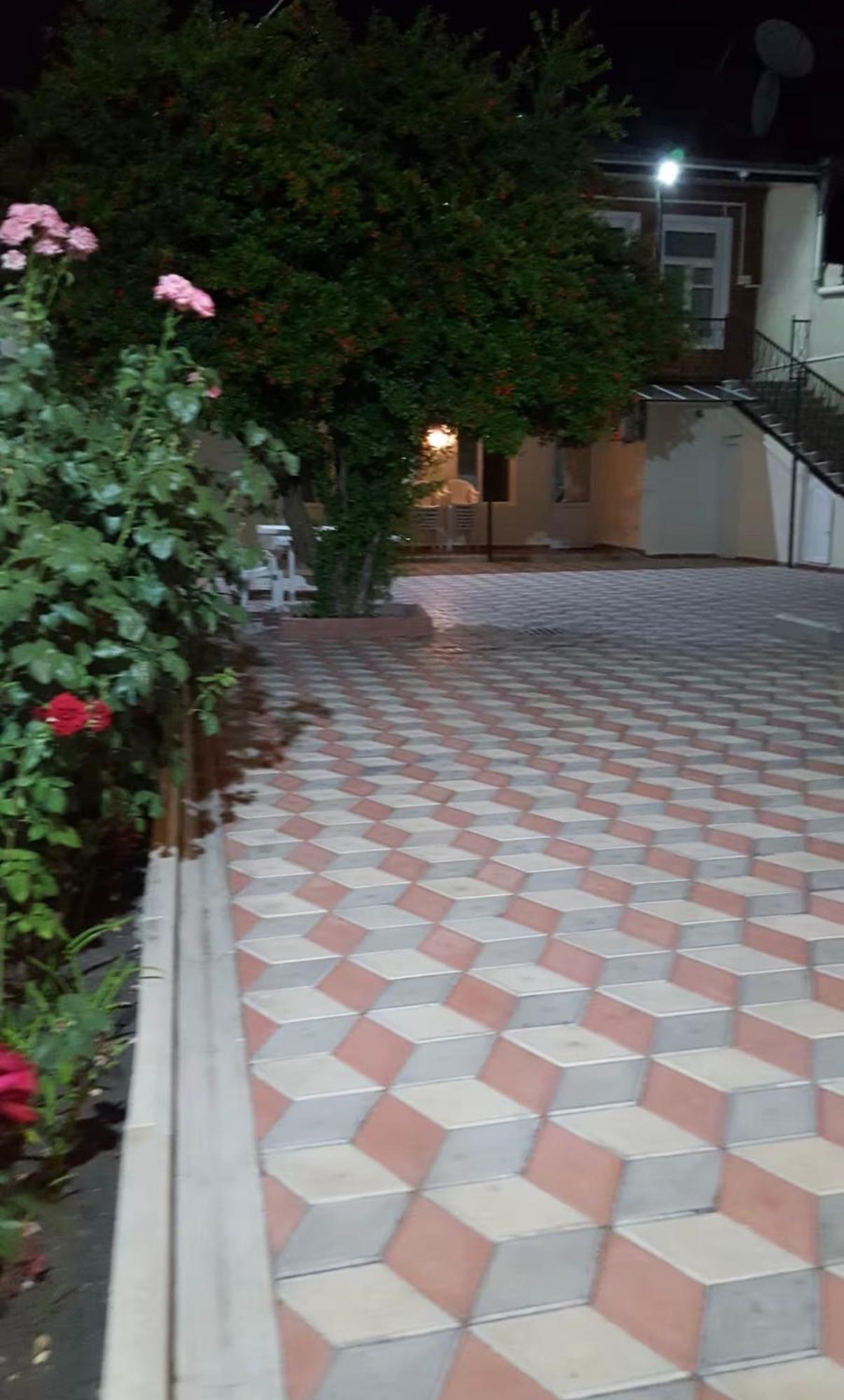 Guest House Granatovoe Derevo Tbilisi Buitenkant foto